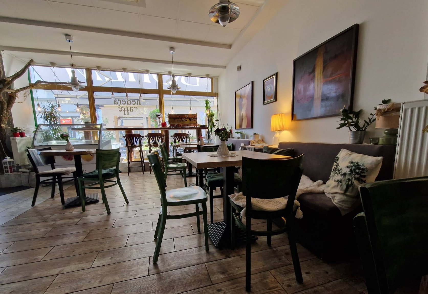 Interiér kavárny Hedera Caffé